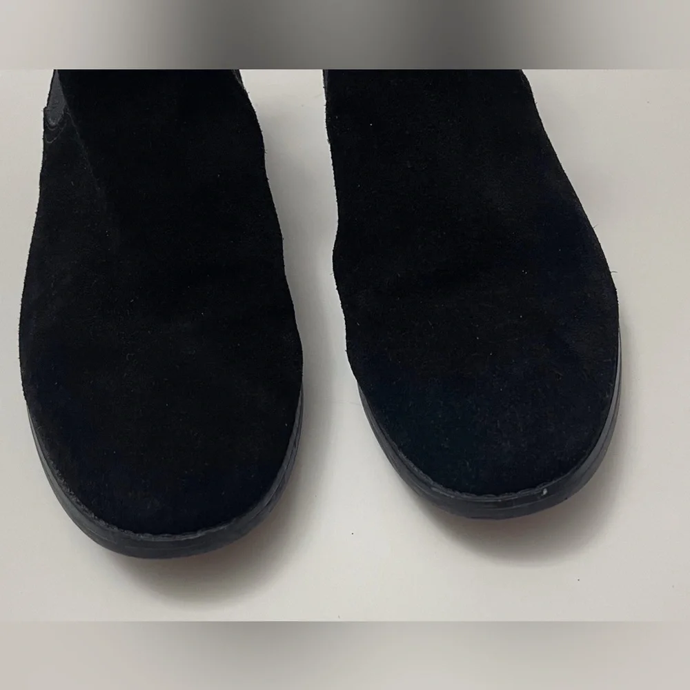 Black suede men's Chelsea boots classic chic preppy work fall office workwear
